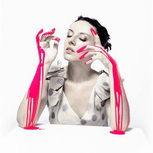 Distante by Meg
