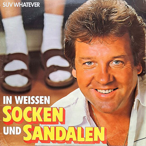 SUV WHATEVER - In Weissen Socken Und Sandalen
