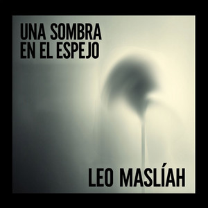 Una sombra en el espejo by Leo Maslíah