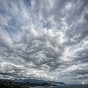Cielo nublado por la mañana by Joan De la H