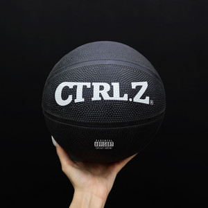ctrl.z by Valeria Canavati