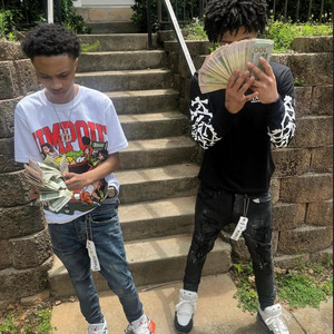 2 Gunz by Yung deuxe, Lil King2r