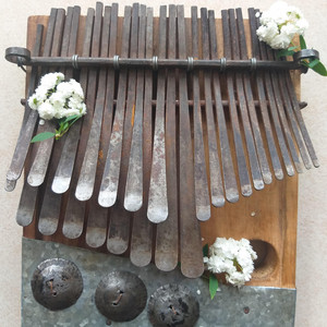 Karigamombe (En Mbira 2) by Victoria Güiraldes