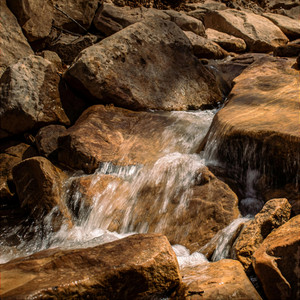 Agua entre l-as piedras by W. Pan