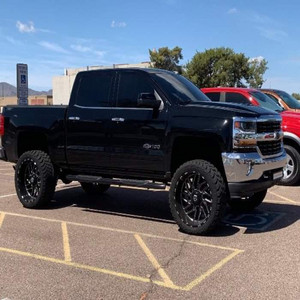 El de la Silverado negra