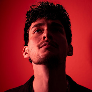 Distanz by Leo Valdivia