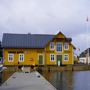 Kaien på Vedhølmen by The Strils