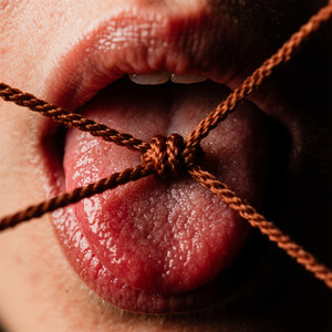 Nudo en la Lengua by Kalki LK