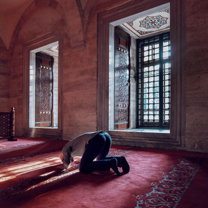 عدنان لوثار - اللهم لا تنقضي العشر الاوائل الا وقد فرجت همومنا