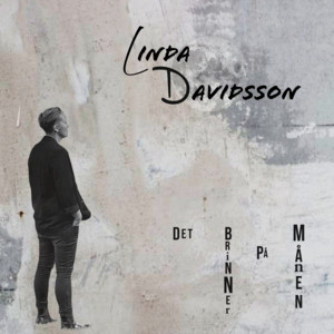 Det brinner på månen by Linda Davidsson