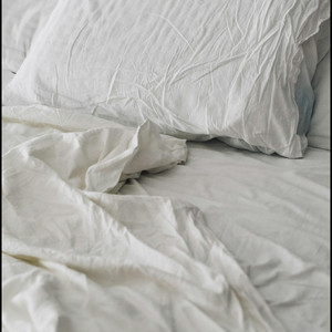 Wrinkled White by Pure Golden Lounge