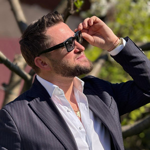 Hai cu totii sus paharu'