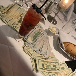 Billetes en la Mesa by Carl18