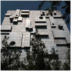 Etaje by Displaced, machedon
