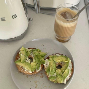 Comerte de merienda by Alane Teisha