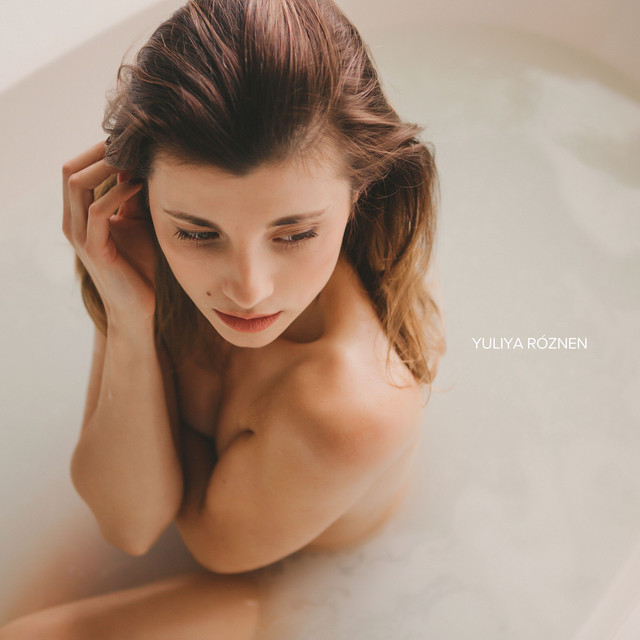 Обкладинка: У воді — YULIYA ROZNEN
