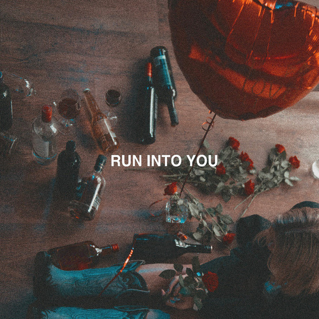 Capa de Run Into You - Clara Mae