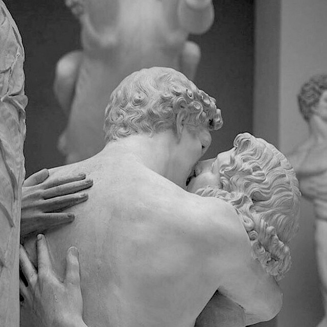 Kiss Më