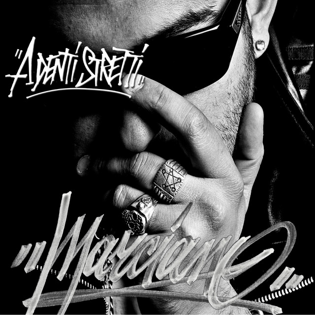 A denti stretti cover art