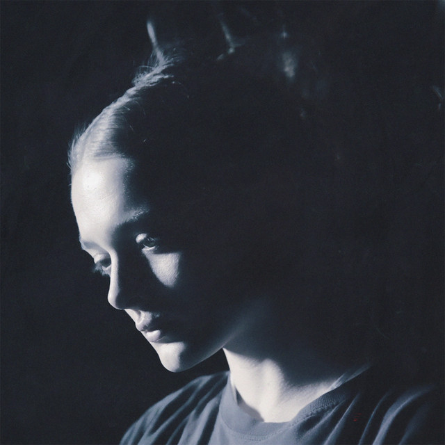 Capa de Bodybag - Charlotte Lawrence