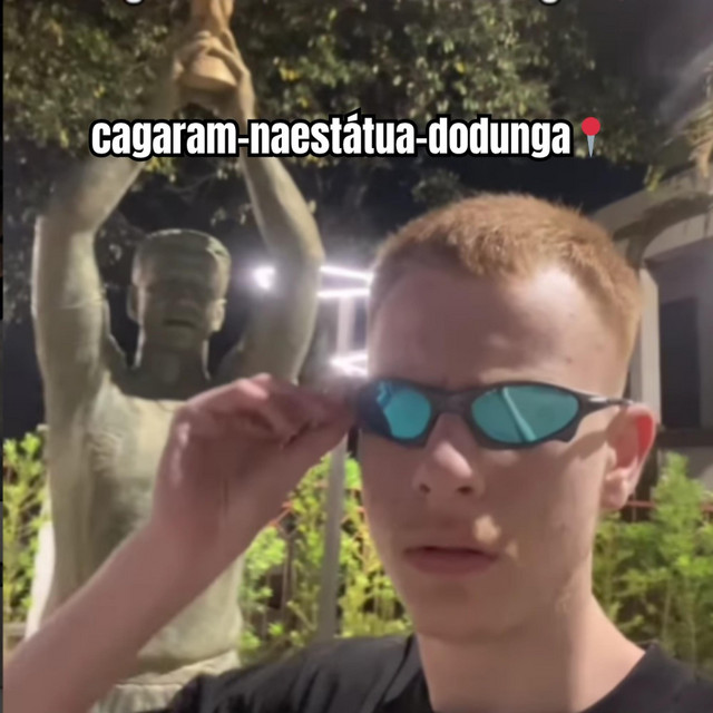 MEGA CAGARAM NA ESTÁTUA DO DUNGA cover art