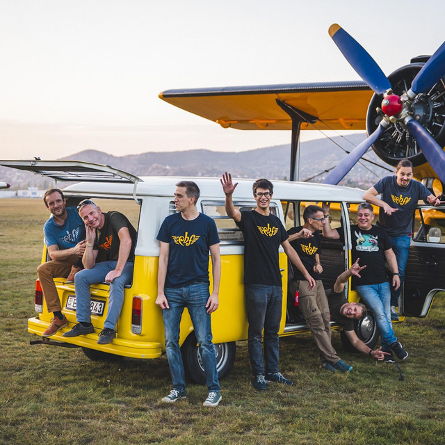 El Buerdo Fuello, anyámkínja, Rhinestone