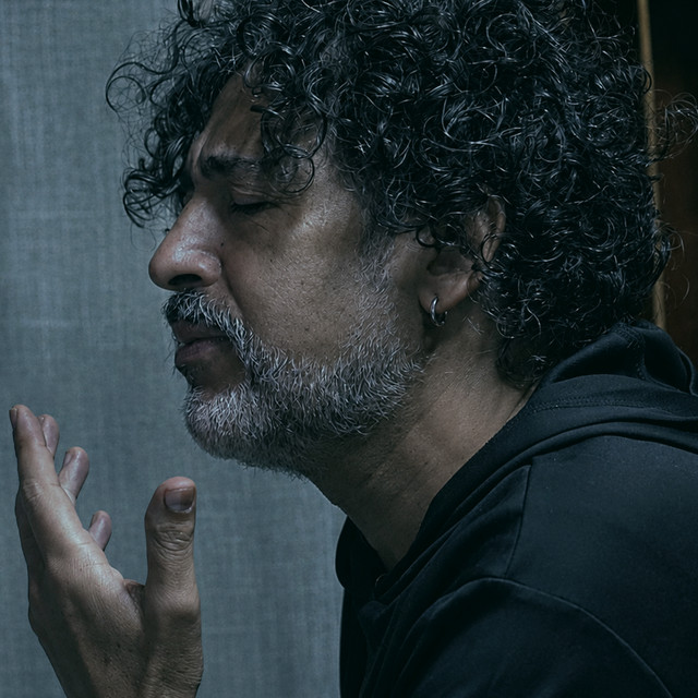 BAJO UNA NUBE GRIS album image