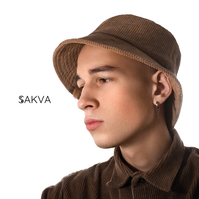 Обкладинка: Хто ти? — SAKVA