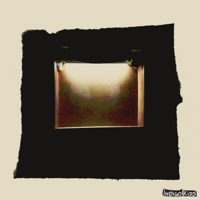 bajo la luz cover art