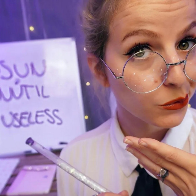 ASMR Profesora Loca Te Enseña Inglés cover art
