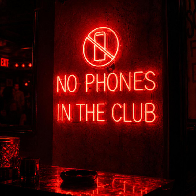 NO PHONES IN THE CLUB