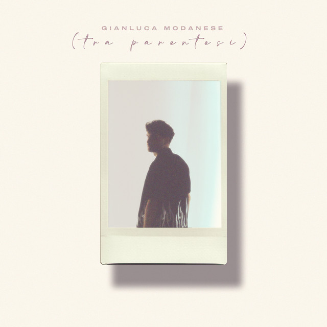 (tra parentesi) cover art