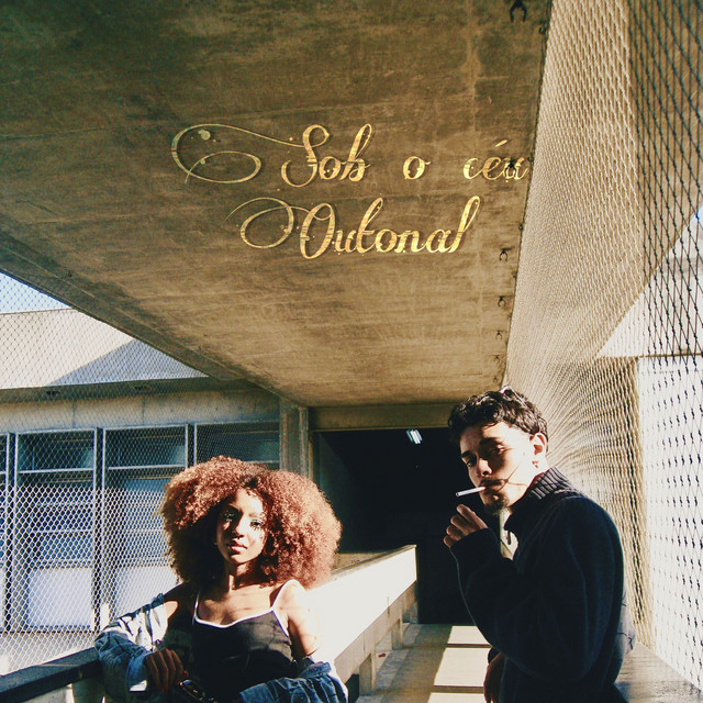 SOB O CÉU OUTONAL