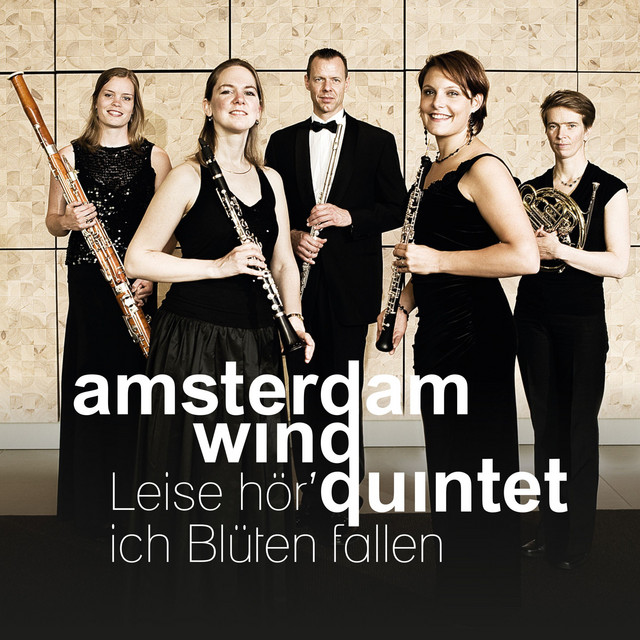 Leise hör' ich Blüten fallen