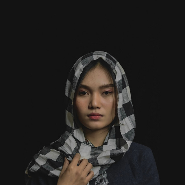 MAY UNA cover art