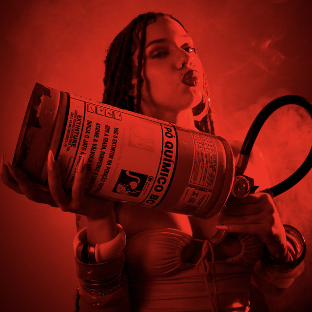 MINA QUENTE cover art