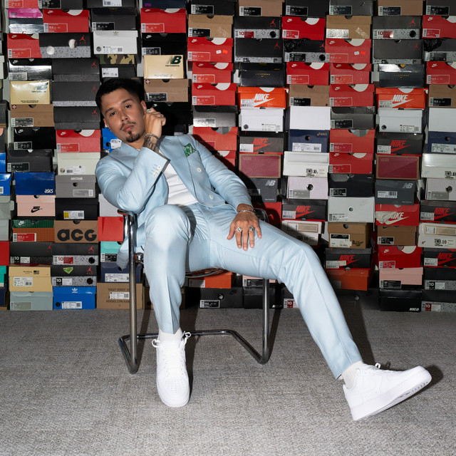 Omslag för Kostym & Sneakers av Reyn