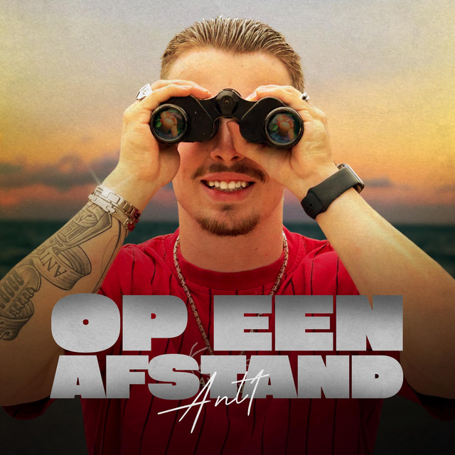 OP EEN AFSTAND