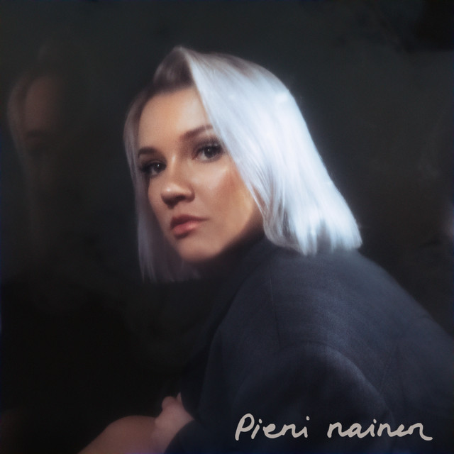Pieni nainen cover art