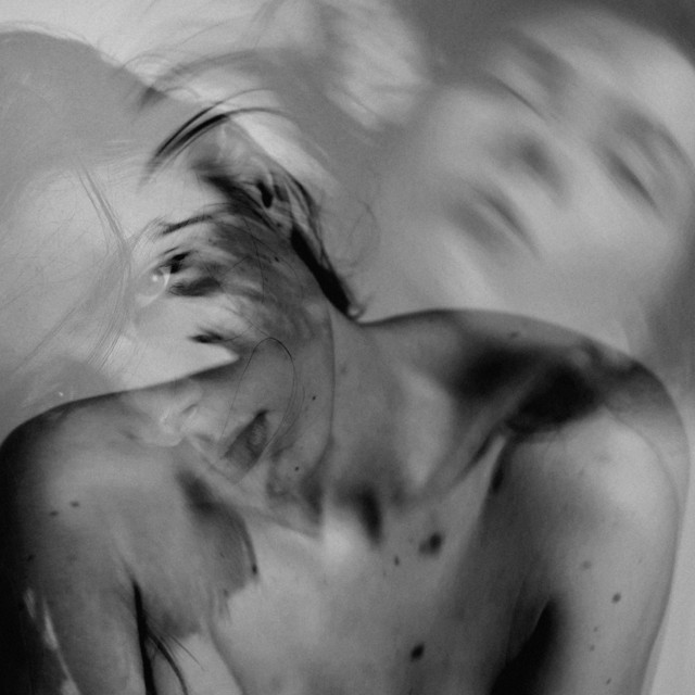 cień cover art