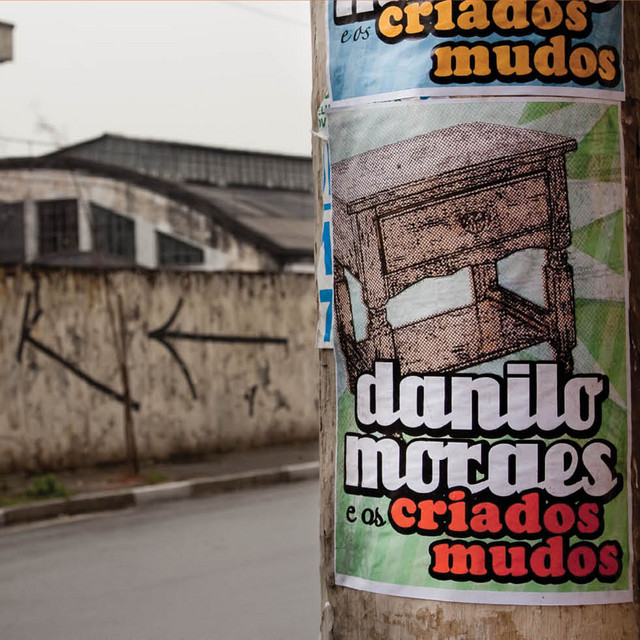 Danilo Moraes e Os Criados Mudos cover art