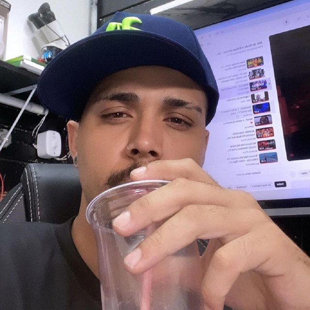 MTG ELA FICA DE QUATRO E VEM JOGANDO