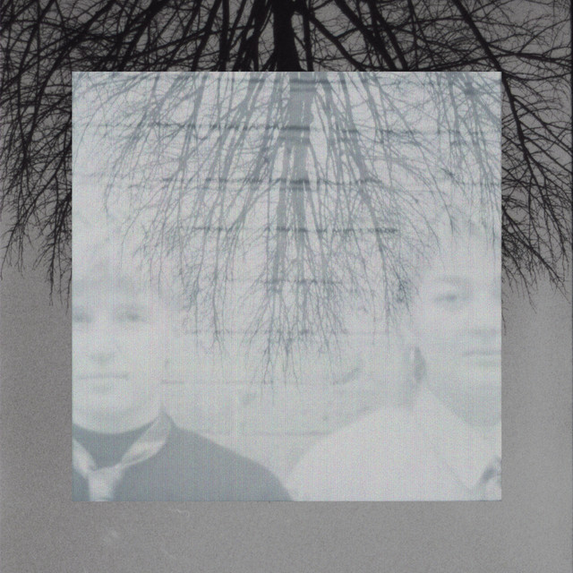 vi venter mellem mure på lys under solopgangens rødder cover art