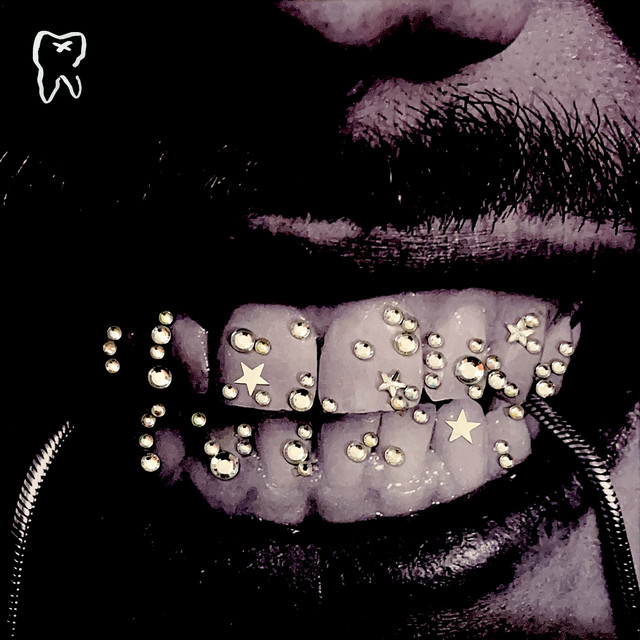 Zwischen Grillz Und Glitzersteinchen cover art