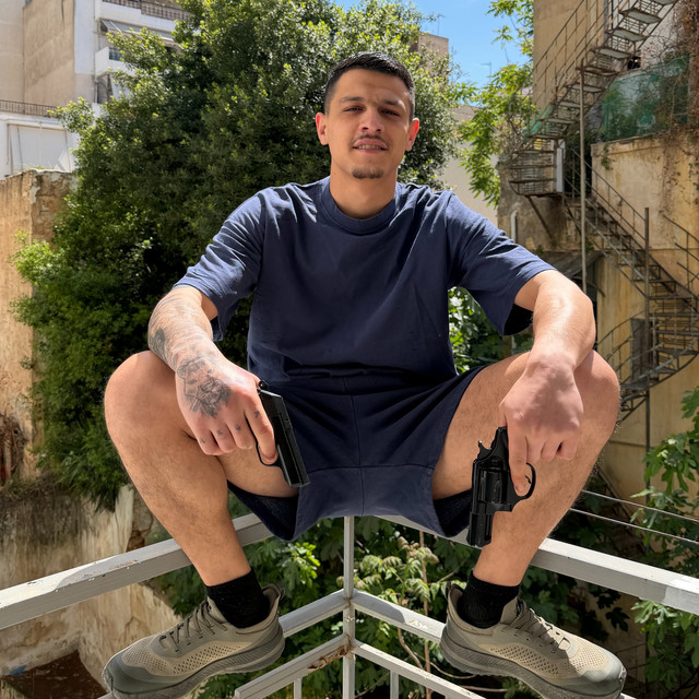 ΚΟΛΩΝΟ ΣΤΗΝ ΓΕΙΤΟΝΙΑ cover art