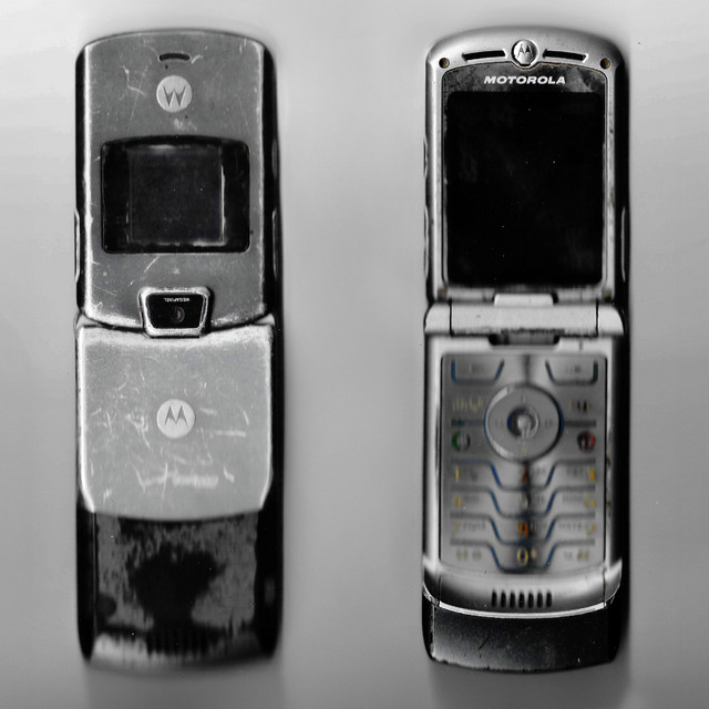 Motorola RAZR V3m Silver cover art