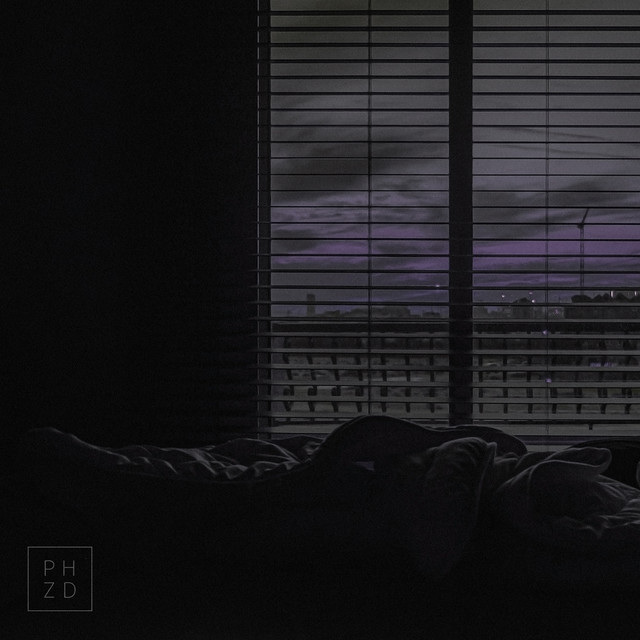 방안에서 cover art