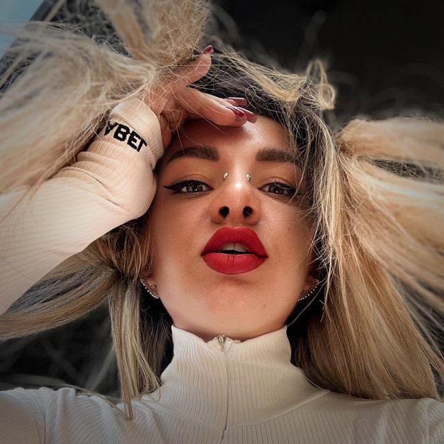 Обкладинка: MORE MIA — TRINY T