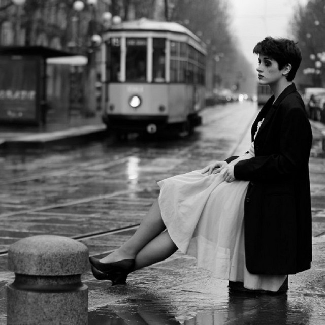 Обкладинка: At the tram stop / На трамвайній зупинці — Wszystko