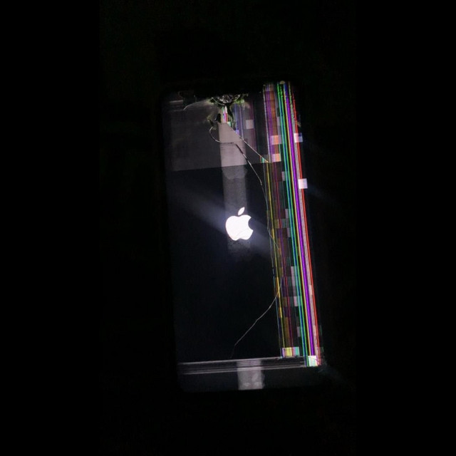 iphone kaputt cover art